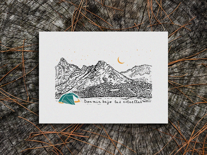 Art print of a blue and yellow tent with mountains in the background and the text Dormir bajo las estrellas